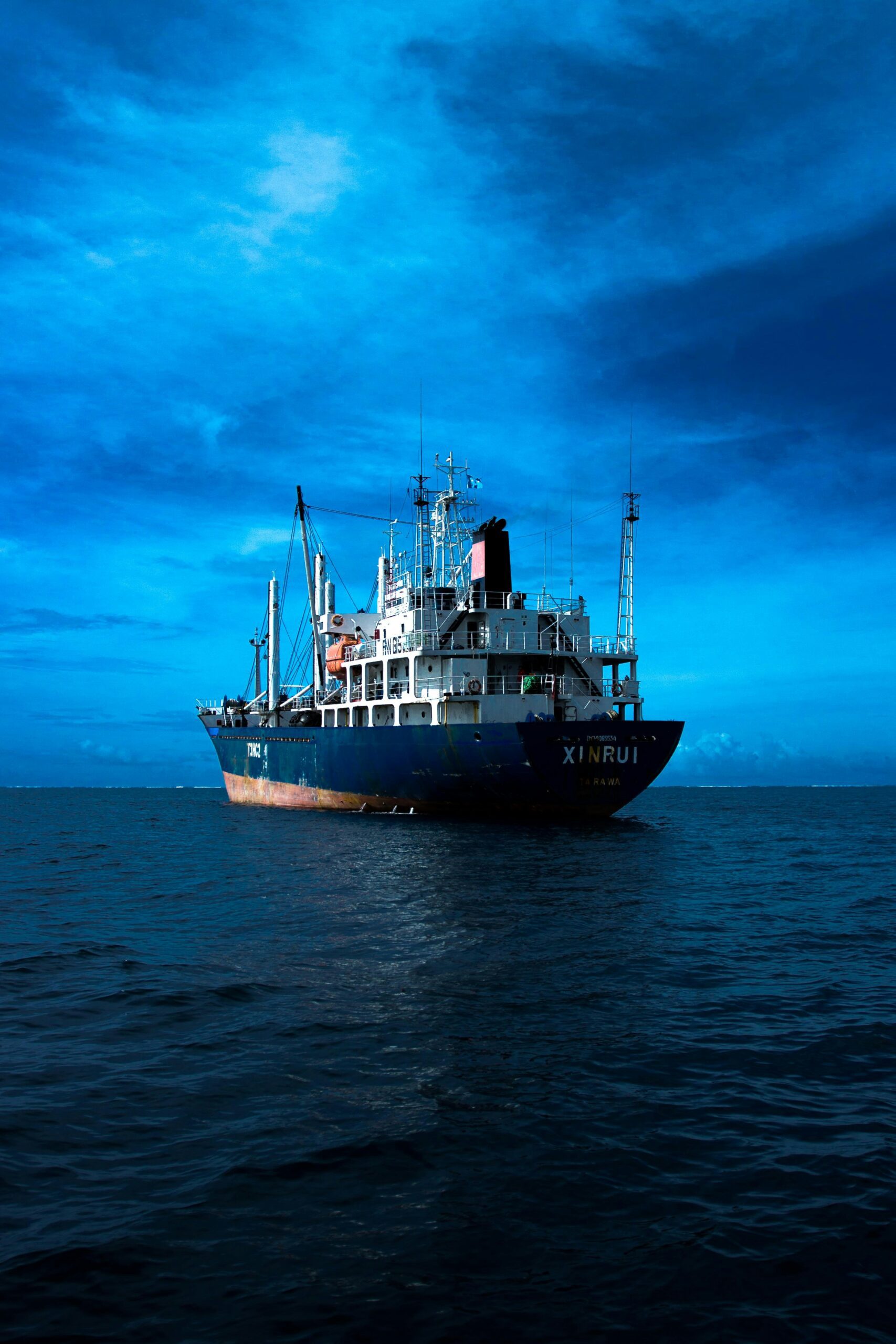 kapal pelaut sedang berlayar