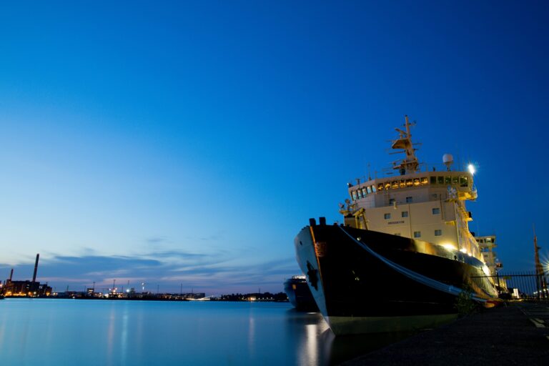 kapal pelaut indonesia sedang berlayar